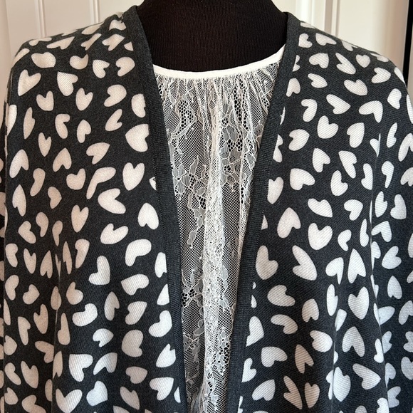 Ann Taylor Shawl Womens One Size Heart Print Knit Blend Wrap Cape - Picture 2 of 5